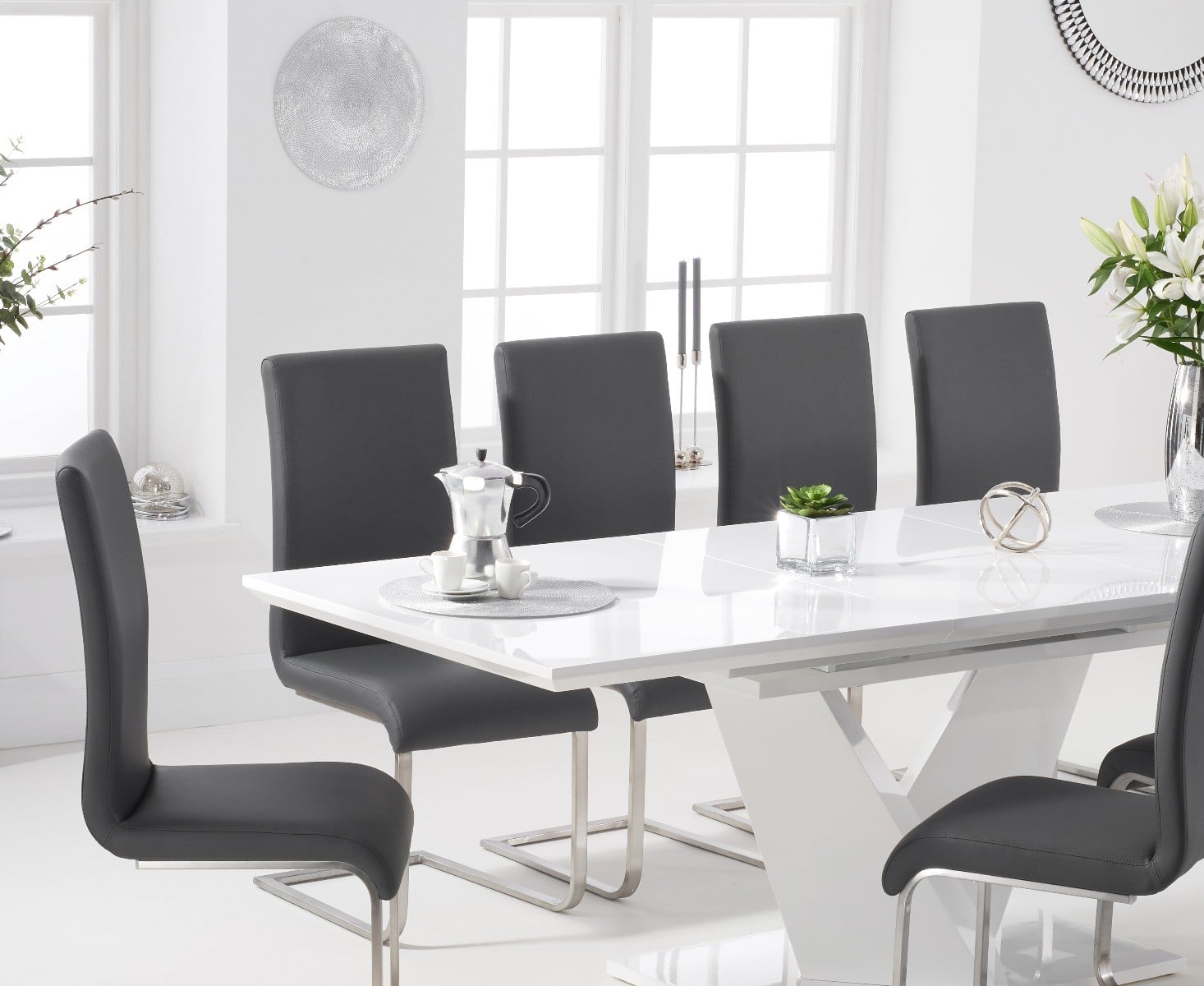 Extending Vittorio 160cm White High Gloss Dining Table with 4 Black Austin Chairs